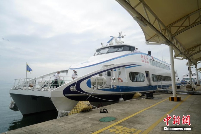 5月3日，“新捷安”輪載著157名乘客從廈門啟航前往金門，這是“新捷安”輪入列廈金航線后的首個航班。廈門海事局執(zhí)法人員對船舶進行了全面的開航前檢查，確保首航安全?！靶陆莅病陛喛傞L43米、船寬10.5米、型深3.61米，載客量350人，是現(xiàn)有廈金客運航線參營客船中載客定額最大的雙體穿浪高速客船，用以替換原有的“捷安”輪。福建海事 供圖