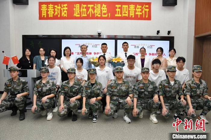 受邀功臣同師生代表合影?！≌闹菔型艘圮娙耸聞?wù)局供圖