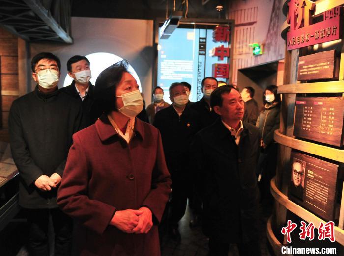 臺(tái)盟中央主席蘇輝近日率調(diào)研組赴吉林開展重點(diǎn)考察調(diào)研。圖為在長影舊址博物館考察吉林特色文化產(chǎn)業(yè)發(fā)展。　高龍安 攝