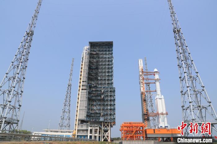 北京時間5月7日，天舟六號貨運飛船與長征七號遙七運載火箭組合體垂直轉(zhuǎn)運至發(fā)射區(qū)?！∏窳④?黃國暢 攝