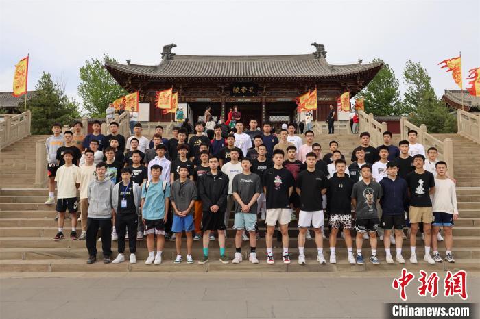 比賽結(jié)束后，兩岸學(xué)生參訪高平炎帝陵?！≈鬓k方供圖