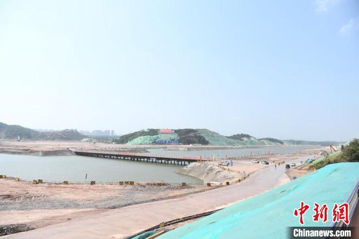 圖為平陸運河青年樞紐工程項目現(xiàn)場?！×趾?攝