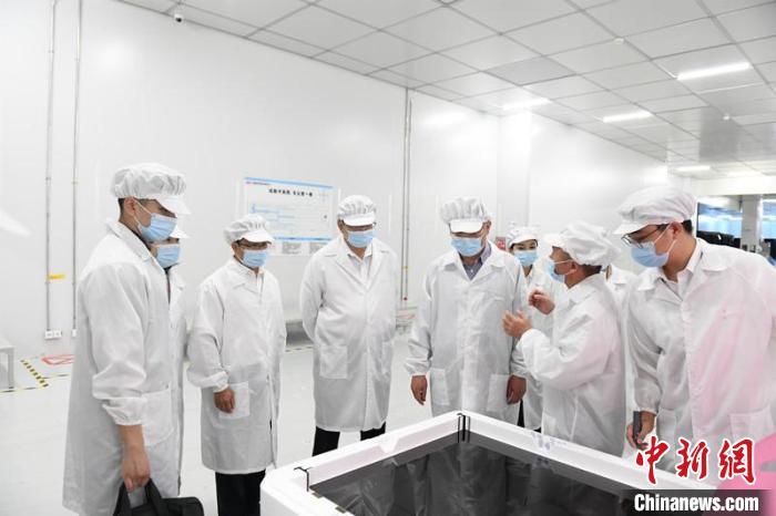 圖為蔡達峰一行在惠科電子(北海)科技產(chǎn)業(yè)園調(diào)研?！×趾?攝