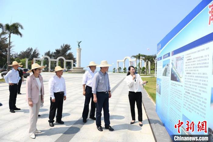 圖為蔡達峰一行了解北海銀灘景區(qū)改造提升工程情況。　林浩 攝