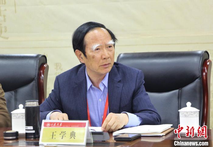 山東大學(xué)儒學(xué)高等研究院執(zhí)行院長(zhǎng)、《文史哲》雜志主編王學(xué)典主持首場(chǎng)主題發(fā)言?！≮w曉 攝