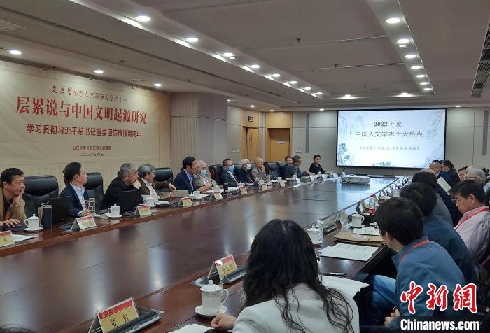 2022年度“中國(guó)人文學(xué)術(shù)十大熱點(diǎn)”在現(xiàn)場(chǎng)發(fā)布?！≮w曉 攝