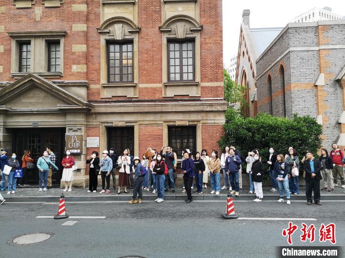 新階層人士走讀“外灘源”?！》队畋?攝