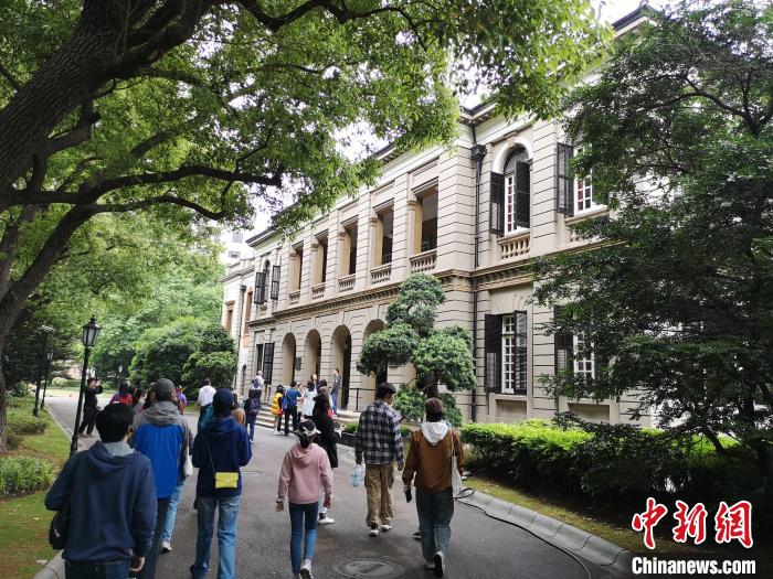 新階層人士參觀英國駐滬領(lǐng)事館。　范宇斌 攝