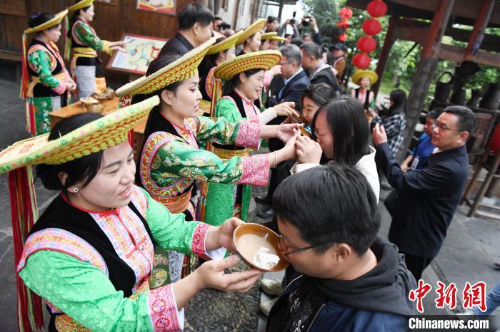 楓香瑤寨村民用攔門酒熱情迎接客人?！钊A峰 攝