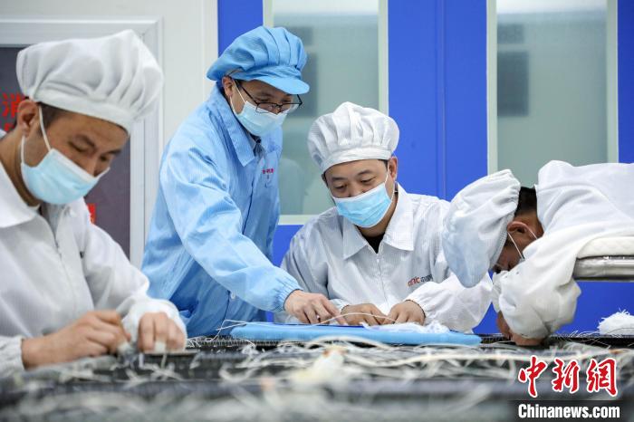中國電科研究人員開展半剛性太陽電池陣相關(guān)研究測試?！≈袊娍?供圖