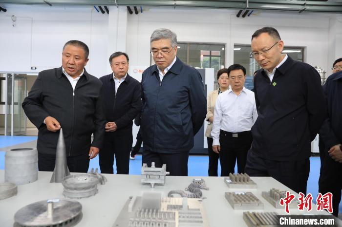 民進中央常務(wù)副主席朱永新率調(diào)研組赴四川開展重點考察調(diào)研。圖為在四川工程職業(yè)技術(shù)學(xué)院考察調(diào)研。　民進中央供圖