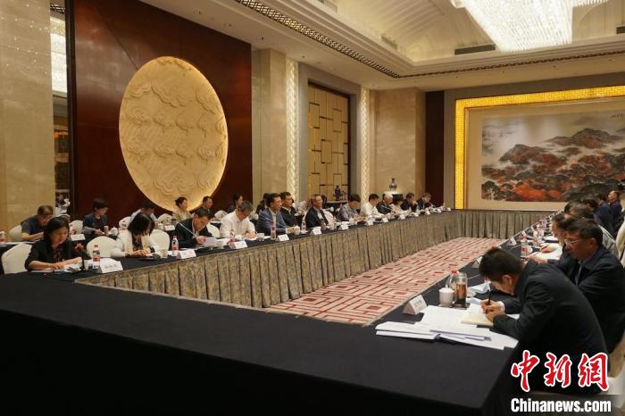 民進中央主席蔡達峰近日率調(diào)研組赴江蘇開展重點考察調(diào)研。圖為在調(diào)研座談會現(xiàn)場?！∶襁M中央供圖
