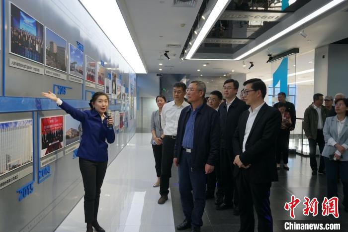 民進中央主席蔡達峰近日率調(diào)研組赴江蘇開展重點考察調(diào)研。圖為在江陰實地考察雙良集團有限公司。　孫權(quán) 攝