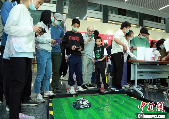 中科院計算所“神計妙算”公眾科學日活動現場?！≈锌圃河嬎闼?供圖