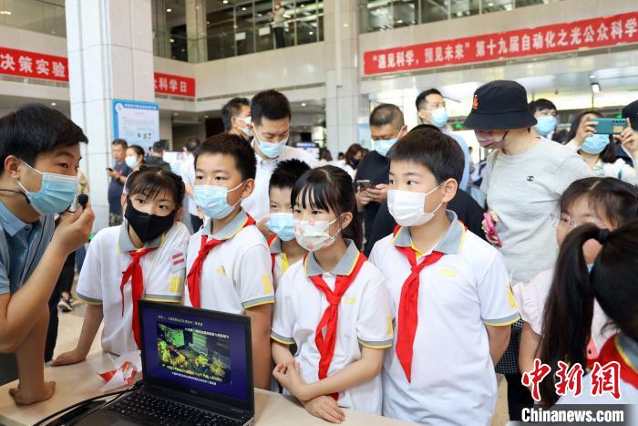 中科院自動化所“自動化之光”公眾科學日活動現場?！≈锌圃鹤詣踊?供圖