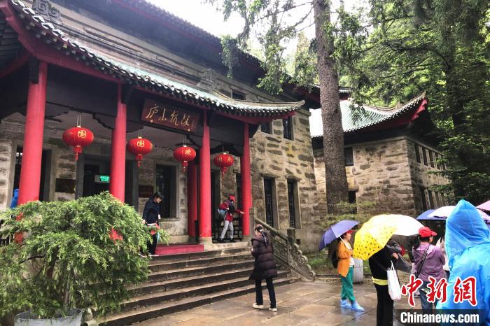 圖為在廬山抗戰(zhàn)博物館外，有不少等待參觀的游客?！蛆i泉 攝