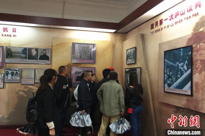 圖為游客在廬山抗戰(zhàn)博物館內(nèi)參觀?！蛆i泉 攝