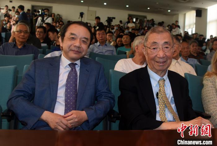 高能論壇開始前，丁肇中先生(右)與主持論壇的中科院高能所所長王貽芳院士合影?！?lt;a target='_blank' href='/'><p  align=