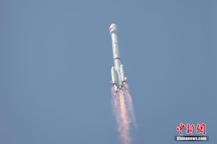 5月17日10時(shí)49分，我國(guó)在西昌衛(wèi)星發(fā)射中心用長(zhǎng)征三號(hào)乙運(yùn)載火箭，成功發(fā)射第五十六顆北斗導(dǎo)航衛(wèi)星。該衛(wèi)星屬地球靜止軌道衛(wèi)星，是我國(guó)北斗三號(hào)工程的首顆備份衛(wèi)星。入軌并完成在軌測(cè)試后，將接入北斗衛(wèi)星導(dǎo)航系統(tǒng)。此次發(fā)射是北斗三號(hào)工程高密度組網(wǎng)之后，時(shí)隔3年的首發(fā)任務(wù)。朱磊 攝