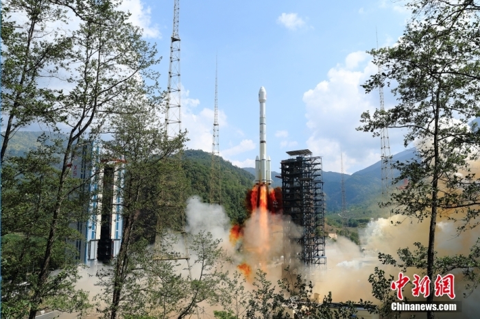 5月17日10時(shí)49分，我國(guó)在西昌衛(wèi)星發(fā)射中心用長(zhǎng)征三號(hào)乙運(yùn)載火箭，成功發(fā)射第五十六顆北斗導(dǎo)航衛(wèi)星。該衛(wèi)星屬地球靜止軌道衛(wèi)星，是我國(guó)北斗三號(hào)工程的首顆備份衛(wèi)星。入軌并完成在軌測(cè)試后，將接入北斗衛(wèi)星導(dǎo)航系統(tǒng)。此次發(fā)射是北斗三號(hào)工程高密度組網(wǎng)之后，時(shí)隔3年的首發(fā)任務(wù)。楊志遠(yuǎn) 攝