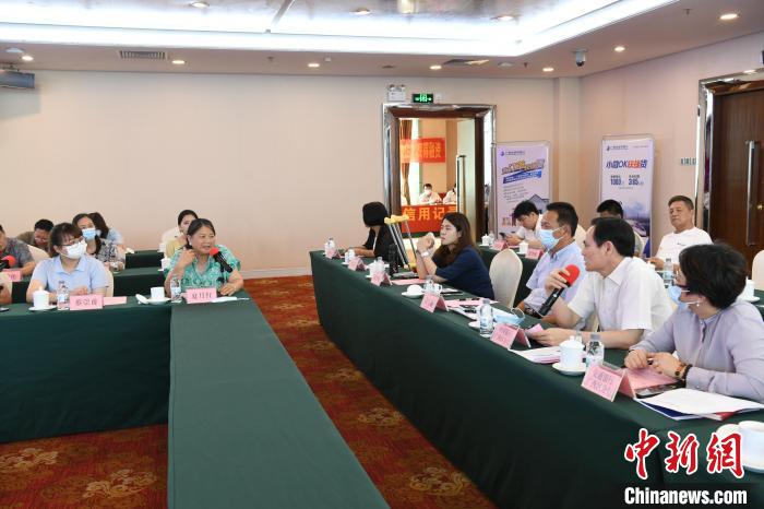 圖為中國銀行廣西分行代表在回應(yīng)桂林歸義生態(tài)農(nóng)業(yè)有限公司總經(jīng)理夏月紅的貸款需求。　蔣雪林 攝