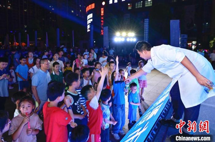 2023年鷹潭市“好奇心”科普節(jié)吸引了不少孩子踴躍參與?！≈鬓k方 供圖