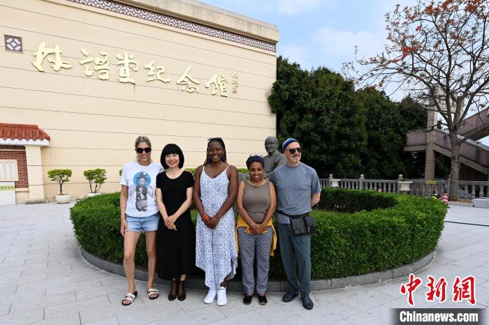 代表團(tuán)成員參訪林語(yǔ)堂紀(jì)念館?！埥鸫?攝