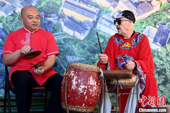 代表團(tuán)成員在漳州市南靖縣與當(dāng)?shù)孛耖g樂(lè)隊(duì)臨時(shí)組隊(duì)?！埥鸫?攝