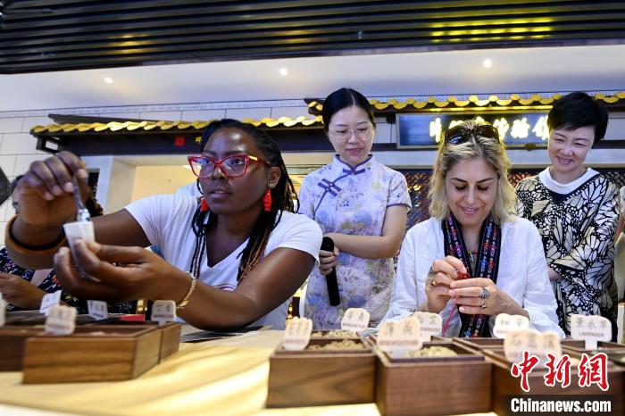 代表團(tuán)成員在片仔癀博物館內(nèi)制作中藥配方香囊。　張金川 攝