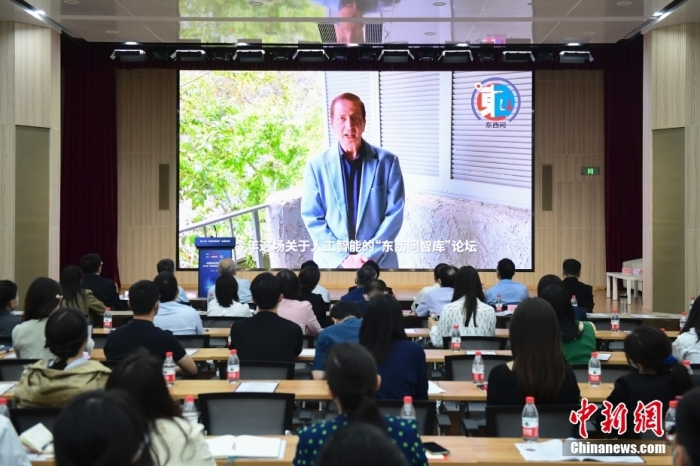 5月30日，<a target='_blank' href='/'>中新社</a>第二屆“東西問智庫(kù)”主題論壇在北京舉行，多位中外專家圍繞“AI革命與文明進(jìn)化”展開討論。圖為美國(guó)加州理工學(xué)院電氣工程和計(jì)算機(jī)科學(xué)教授、人工智能專家亞瑟·阿布-穆斯塔法通過視頻在論壇上作主旨演講。<a target='_blank' href='/'>中新社</a>記者 田雨昊 攝