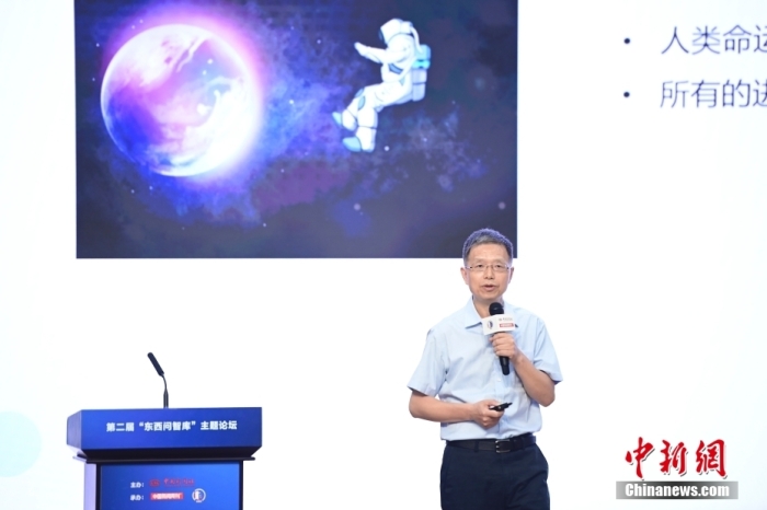 5月30日，<a target='_blank' href='/'>中新社</a>第二屆“東西問智庫(kù)”主題論壇在北京舉行，多位中外專家圍繞“AI革命與文明進(jìn)化”展開討論。圖為北京大學(xué)新聞與傳播學(xué)院教授胡泳在論壇上作主旨演講。<a target='_blank' href='/'>中新社</a>記者 田雨昊 攝