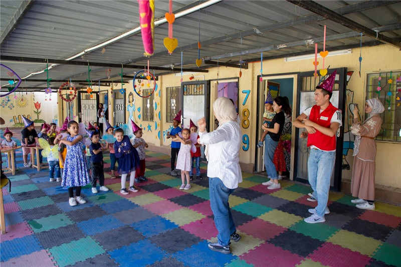 圖為中埃青年志愿者在埃及新開羅幼兒園開展“志愿服務(wù)伴成長，中埃攜手慶六一”活動。中建埃及分公司供圖