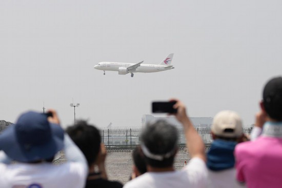 5月28日，C919首個商業(yè)航班東航MU9191飛抵北京首都國際機(jī)場。新華社記者鞠煥宗攝