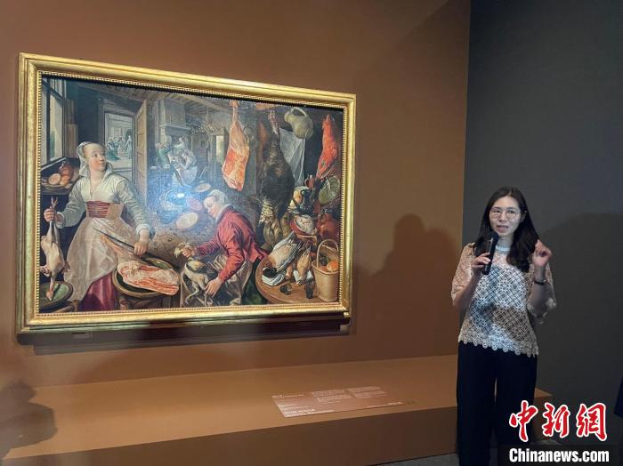 當(dāng)?shù)貢r間6月1日，韓國國立中央博物館講解員在向游客講解畫作?！∪f佳欣 攝