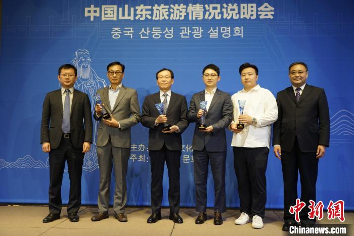 為“好客山東”旅游大使授牌?！⑿?攝