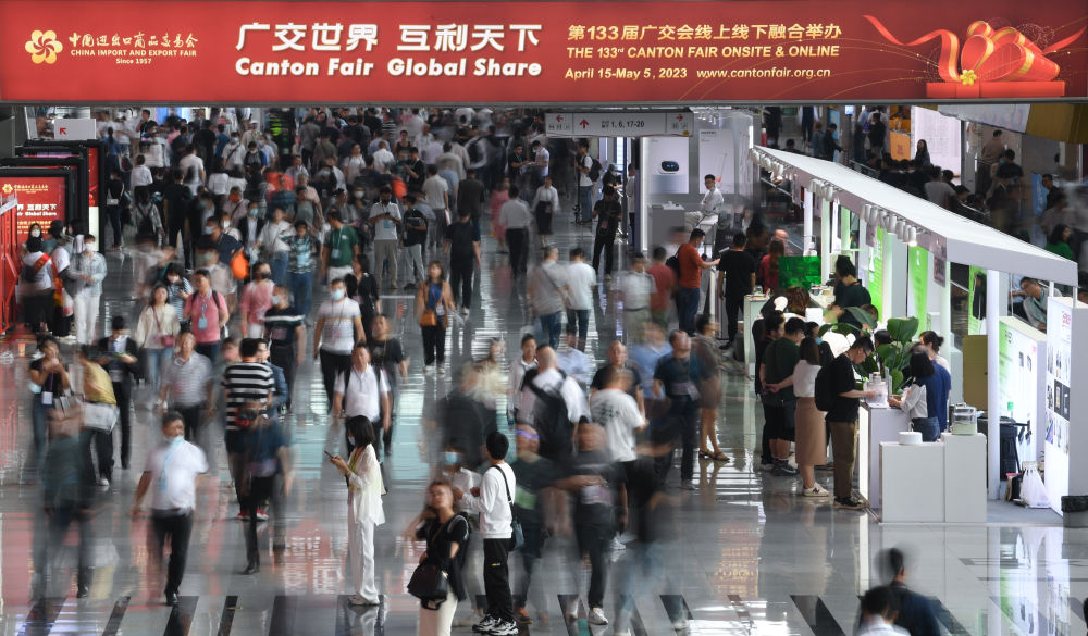 這是4月15日拍攝的廣交會現(xiàn)場。第133屆中國進出口商品交易會（廣交會）全面恢復(fù)線下展，吸引220多個國家和地區(qū)的數(shù)十萬采購商報名參會。新華社記者 鄧華 攝