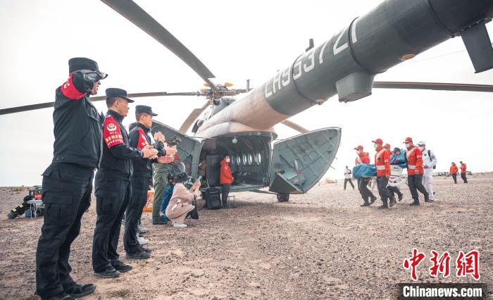 圖為阿拉善邊境管理支隊民警目送航天員登機離開。　曠靖 攝