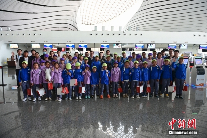 6月4日清晨，在數(shù)天充實(shí)的行程之后，“青海玉樹(shù)藏族青少年北京行”活動(dòng)的40名藏族孩子踏上了歸程。圖為藏族孩子們?cè)跈C(jī)場(chǎng)合影留念。<a target='_blank' href='/' _fcksavedurl='/'><p  align=
