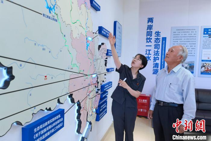 金門同胞參觀金門供水水源生態(tài)司法保護基地?！O虹 攝