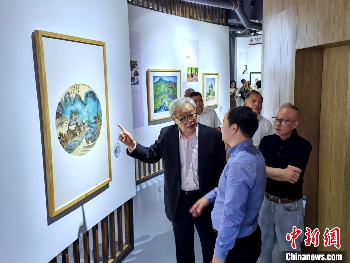 海峽兩岸藝術(shù)家畫展上，藝術(shù)家進(jìn)行藝術(shù)交流。　付敬懿 攝