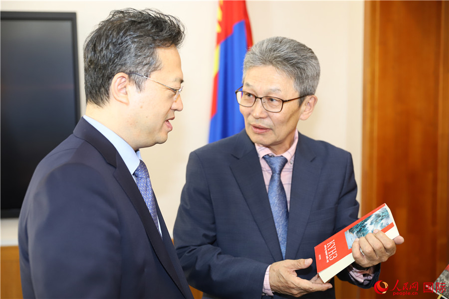 其米德策耶（右一）向李峙介紹翻譯成果。人民網(wǎng)記者 霍文攝
