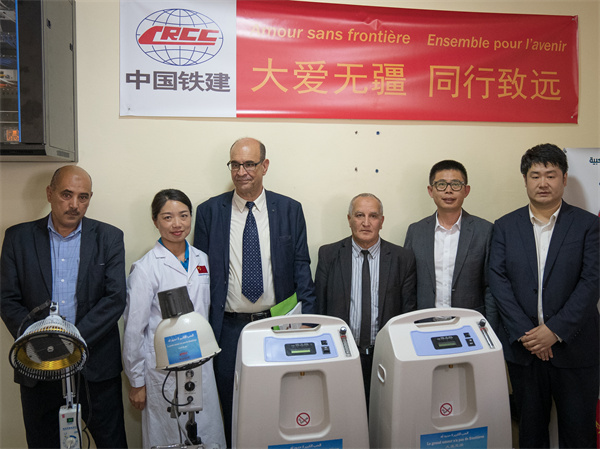 中國鐵建阿爾及利亞公司向當?shù)蒯t(yī)院捐贈醫(yī)療物資。鐵建國際供圖