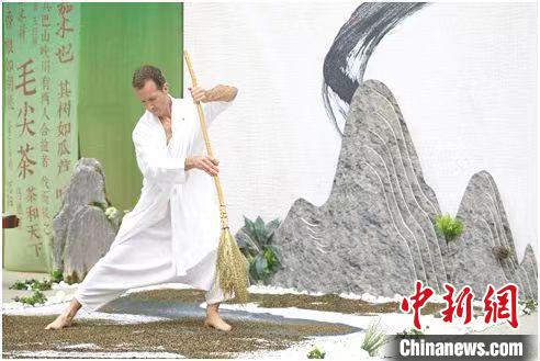 圖為《信陽毛尖·茶舞》沉浸式藝術(shù)表演?！⌒抨柺形麄鞑抗﹫D