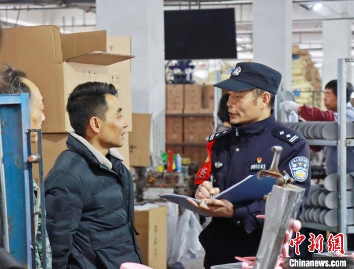 3月30日，大興派出所民警來到轄區(qū)中小企業(yè)，開展“為民為企為項(xiàng)目”走訪活動?！『戏示焦﹫D