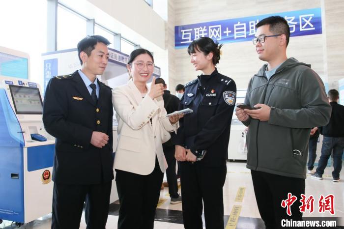 4月10日，安徽合肥，一家運(yùn)輸企業(yè)負(fù)責(zé)人在工作人員的指導(dǎo)下，使用小程序辦理車管業(yè)務(wù)?！『戏示焦﹫D