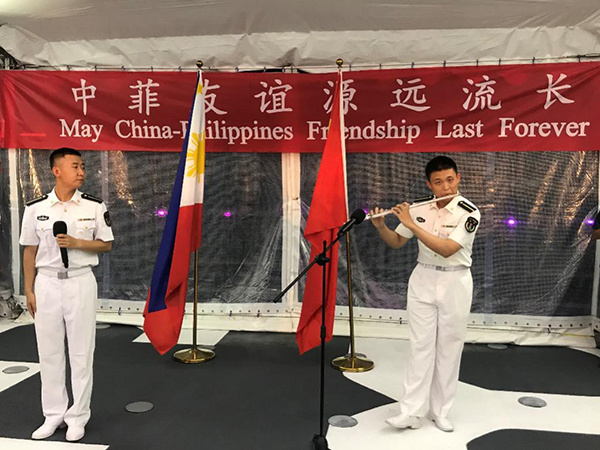 艦上官兵表演歌舞、民樂、武術(shù)等節(jié)目。中國駐菲律賓大使館供圖