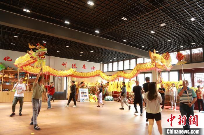 臺(tái)胞臺(tái)屬體驗(yàn)舞龍。　周蔚娜供圖