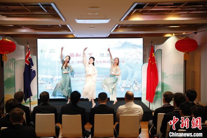 澳大利亞悉尼中學(xué)生參加“茶和天下”雅集文化體驗(yàn)活動(dòng)。圖為悉尼夕月組合的茶舞表演《福茶香飄》?！☆檿r(shí)宏 攝