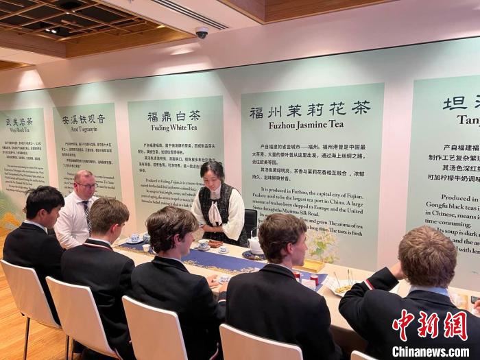 澳大利亞悉尼中學(xué)生參加“茶和天下”雅集文化體驗(yàn)活動(dòng)?！☆檿r(shí)宏 攝