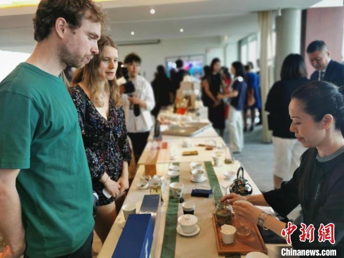 現(xiàn)場觀眾觀看中國展臺(tái)茶藝表演、了解茶文化?！【笜?攝